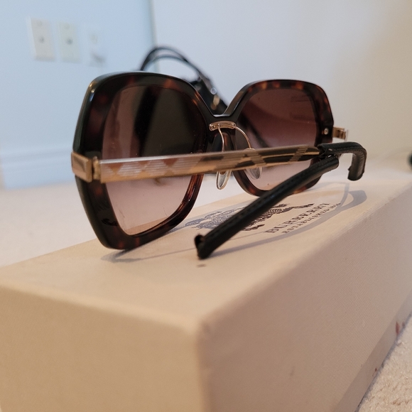 Auth Burberry Sunglasses - Picture 3 of 5